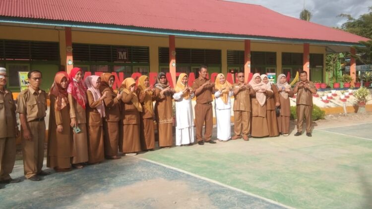 LAPANGAN—Tim foto bersama saat turun lapangan.