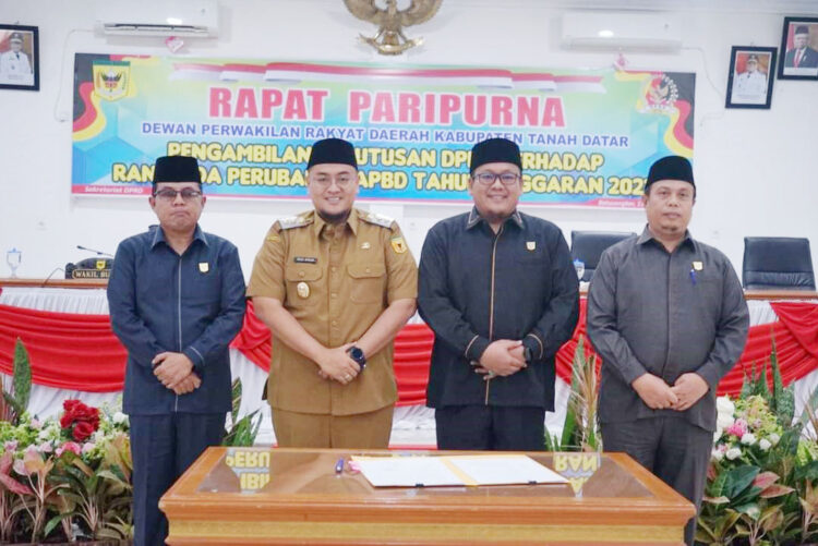 SETUJUI RANPERDA —Pimpinan DPRD foto bersama wakil bupati usai penanda tanganan persetujuan ranperda menjadi perda.