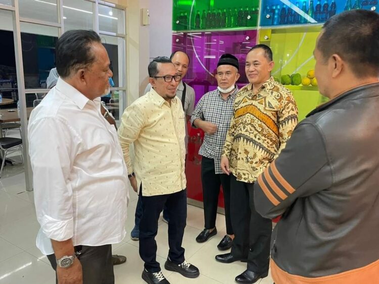 JALIN SILATURAHMI— Bupati Tanahdatar  Eka Putra bincang dengan perantau IKPL.