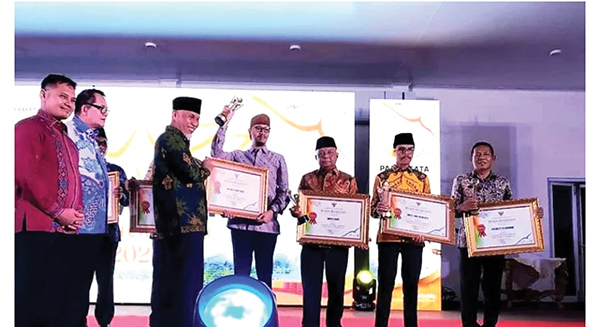 TERIMA PENGHARGAAN—Wako Erman Safar menerima penghargaan dari Gubernur Sumbar Mahyeldi atas prestasi yang diraih Bukittinggi dalam Anugerah Pariwisata 2022 kategori wisata halal dan wisata unggulan.