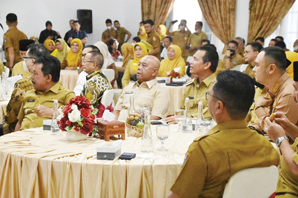 DENGARKAN ARAHAN— Sekda Agam Edi Busti bersama sejumlah kepala daerah di Sumbar mendengarkan arahan MenPAN RB, Abdullah Azwar Anas saat kunjungan kerja perdananya ke Sumbar, Senin (26/9) di Auditorium Gubernur.