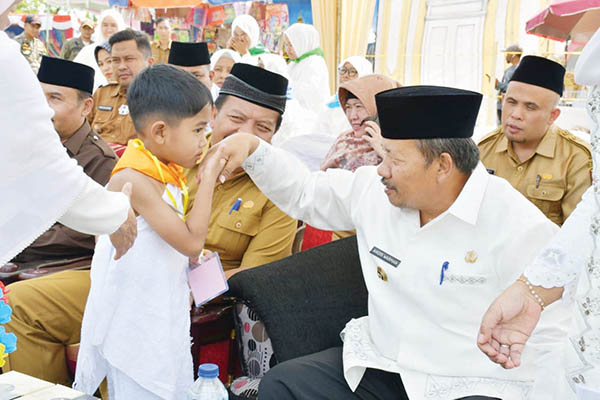 AWR: Pendidikan Agama Harus Dimulai Sejak Dini 1 CIUM TANGAN— Peserta peragaan manasik haji bagi anak TK/PAUD yang dilaksanakan IGTK Banuhampu, mencium tangan Bupati Agam yang berkesempatan hadir dalam kegiatan tersebut.