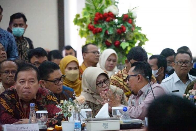 DISKUSI— Bupati Eka Putra bersama asisten III Rahmi Helfy Harun berdiskusi terkait arahan Wagub.