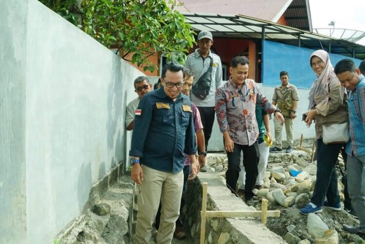 PEMBAGUNAN IRIGASI—Bupati Eka Putra meninjau langsung pembangunan irigasi di Bandar Darek Nagari Tanjung Barulak dan Nagari Bungo Tanjuang Kecamatan Batipu.