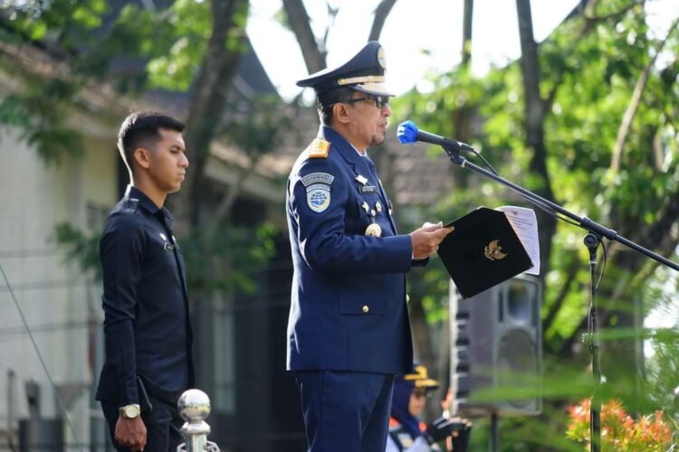 PIMPIN UPACARA— Bupati Tanahdatar Eka Putra memimpin apel upacara peringatan Hari Perhubungan Nasional (Harhubnas) Tahun 2022, Senin (26/9).