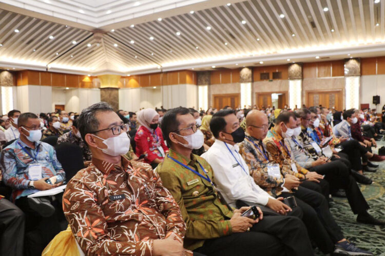 RAKOR—Bupati Limapuluh Kota Safaruddin didampingi Kepala BKPSDM saat mengikuti rakor dengan MenPAN-RB.