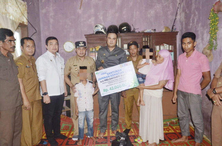 Untuk Anak Korban Pembunuhan, Bupati Sijunjung Serahkan Santunan 1 SANTUNAN—Bupati Sijunjung Benny Dwifa dan Wabup Iraddatillah menyerahkan santunan jaminan sosial kepada keluarga ahli waris penerima manfaat di Nagari Tamparungo, Sumpur Kudus.