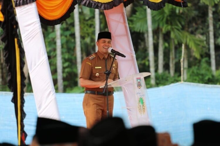 SAMBUTAN—Bupati Kabupaten Sijunjung, Benny Dwifa Yuswir beri kata sambutan saat membuka secara resmi Musabaqah Tilawatil Qur’an (MTQ) ke XL tingkat Kecamatan Lubuak Tarok,di lapangan bola kaki Nagari Latang, Senin (12/9).
