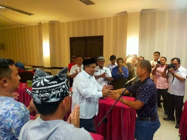 DIKUKUHKAN—Bupati Padangpariaman Suhatri Bur saat dikukuhkan sebagai Ketua Umum (Ketum) Persatuan Sepak Bola Padangpariaman (Persepar) oleh Ketua Askab PSSI Padangpariaman AKBP (Purn) May Muspi, Jumat (23/9).