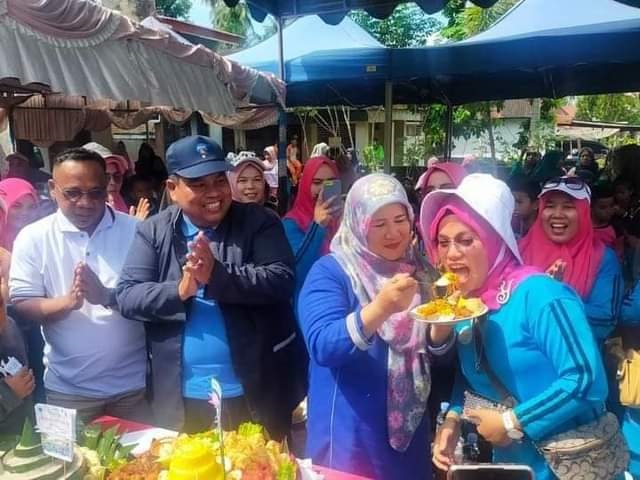 Bupati Padangpariaman Bangga dengan Kegiatan Club Senam Butan Ceria 1 SUAP—Ketua TP PKK Pasdangpariaman Ny Yusrita Suhatri Bur suapkan makanan usai gerak jalan santaii.