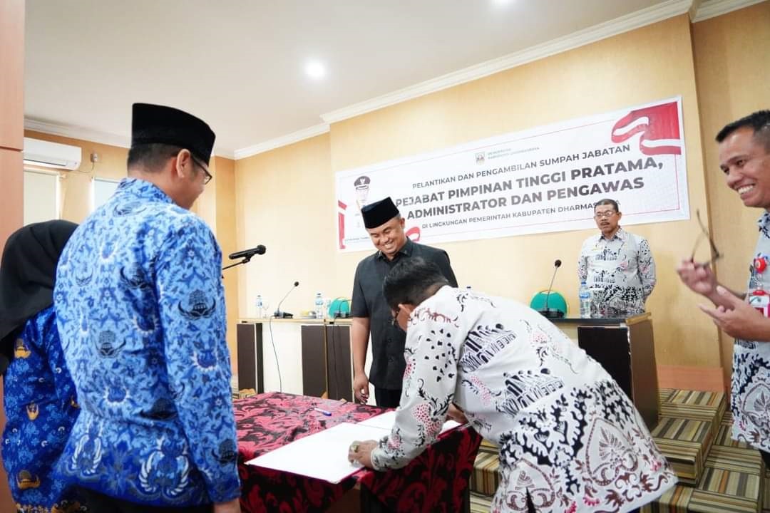 Bupati Sutan Riska Tuanku Kerajaan saat menandatangani berita acara pelantikan pejabat eselon II pemkab Dharmasraya.