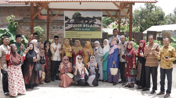 RESMIKAN—Bupati Limapuluh Kota, Safaruddin Dt.Bandaro Rajo ketika meresmikan PKBM serta Taman Bacaan Alykas yang berlokasi di Jorong Koto Kociak Nagari VII Koto Talago .