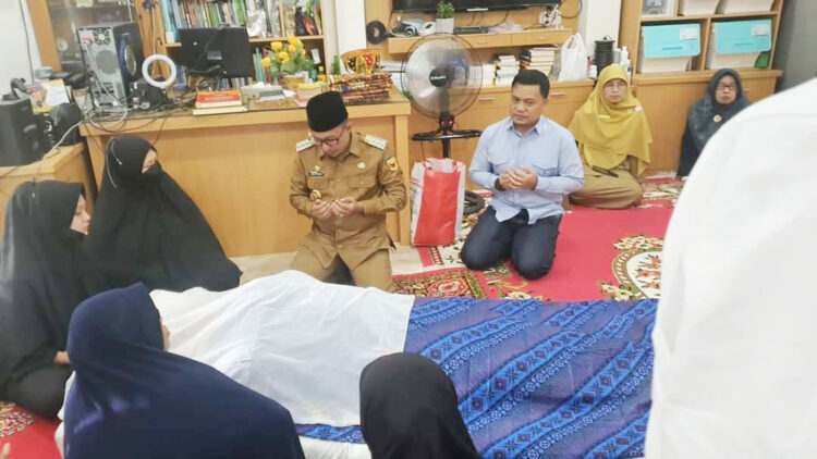DOA—Bupati sampaikan do’a buat alm. Dr. Ir. Eri Gas Ekaputra, MS di rumah duka.
