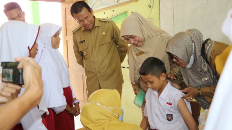 IMUNISAI ANAK— Wako Pariaman H Genius Umar saat melakukan pemantauan pelaksanaan BIAN di beberapa sekolah.