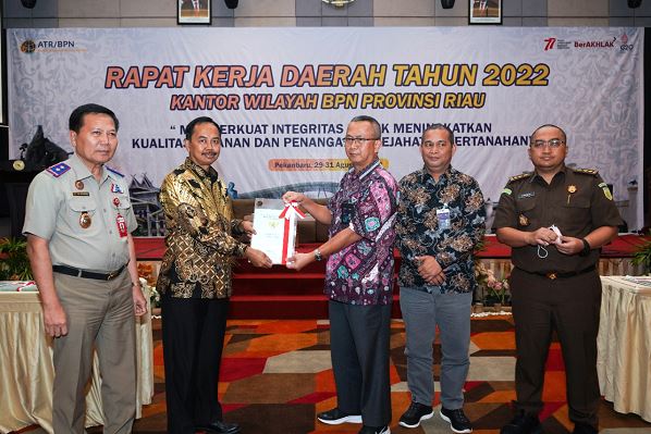 Penyerahan Sertifikat Aset Tanah PLN oleh Inspektur Jenderal Kementerian ATR/BPN kepada General Manager PLN UIP Sumbagteng