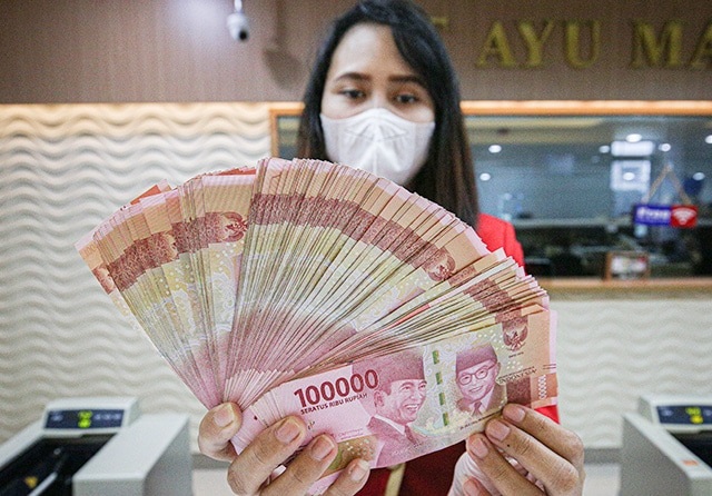 ILUSTRASI Bantuan subsidi upah (BSU) 2022 mulai cair Senin (12/9). (Miftahulhayat/Jawapos)