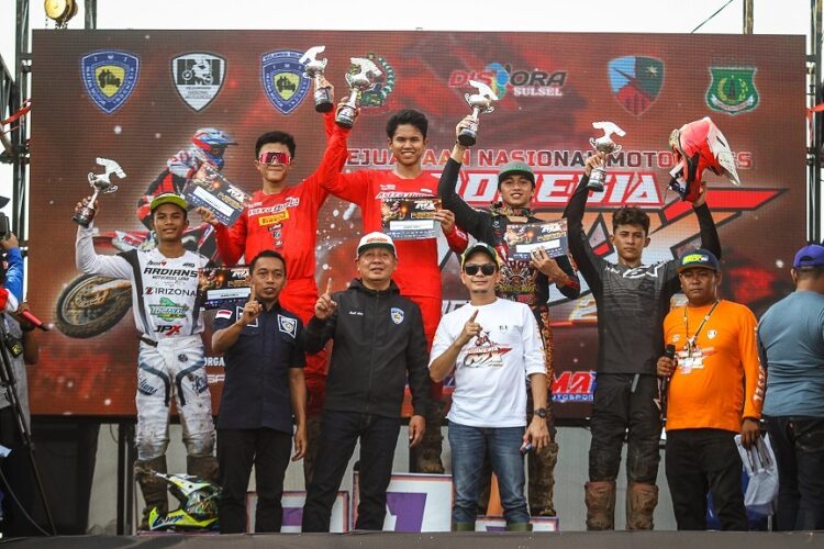 2 Crosser Astra Honda Kuasai Podium IndoMX National Championship 1 CROSSER—Dua Crosser binaan AHM Delvintor Alvarizi dan Nuzul Ramzidanberhasil meraih podium pertama dan kedua pada race Kejurnas Motocross IndoMX National Championship.