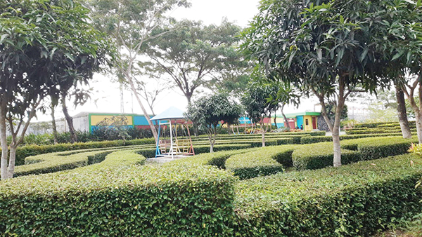 DIBENAHI— Salah satu lokasi taman yang terus dibenahi oleh DLH Agam yaitu kawasan komplek GOR Rang Agam.