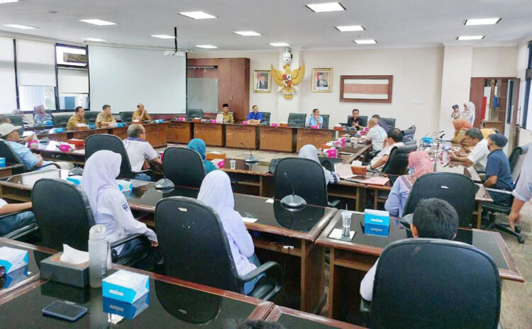 AUDIENSI— Ketua Komisi V DPRD Sumbar, Daswanto dan anggota saat audiensi dengan ratusan orang tua dan siswa Kampus II SMAN 1 Padang, Selasa (27/9) di DPRD Sumbar.