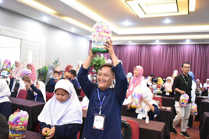 BAHAGIA—Kebahagiaan dari anak-anak berkebutuhan khusus mengitu kegiatan yang diinisiasi oleh LAZNAS IZI berkolaborasi dengan BI Sumbar, Rabu (28/9) di Hotel Rangkayo Basa, Padang.