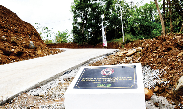 PERESMIAN JALAN— Gubernur Sumbar Mahyeldi meneken prasasti peresmian jalan bantuan program TJSL PT Semen Padang, Senin (29/8) di Ponpes Darul Ulum, Lori, Lubuk Minturun, Kecamatan Kototangah. Ikut menyaksikan Direktur Operasi PT Semen Padang Indrieffouny Indra, Kepala Bappeda Kota Padang Yenni Yuliza, Kepala Unit CSR Semen Padang Rinol Thamrin.