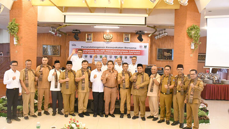 KOMITMEN BERSAMA— Jajaran Direksi dan Komisaris PT Semen Padang berfoto bersama dengan 11 bupati di Sumbar usai penandatanganan kesepakatan bersama untuk percepatan pembangunan di Sumbar, Senin (26/9) di Wisma Indarung.