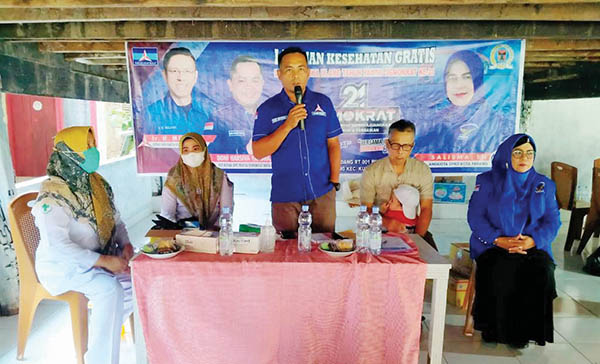 BAKTI SOSIAL— Anggota DPRD Padang, Salisma melakukan bakti sosial dalam rangka memeriahkan HUT Demokrat ke-21 tahun, Senin (12/9).