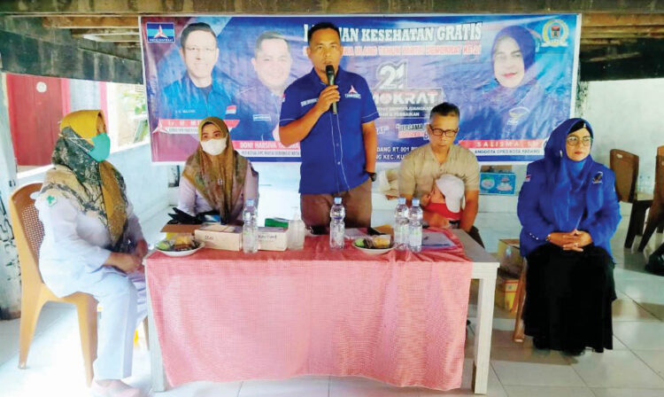 BAKTI SOSIAL— Anggota DPRD Padang, Salisma melakukan bakti sosial dalam rangka memeriahkan HUT Demokrat ke-21 tahun, Senin (12/9).