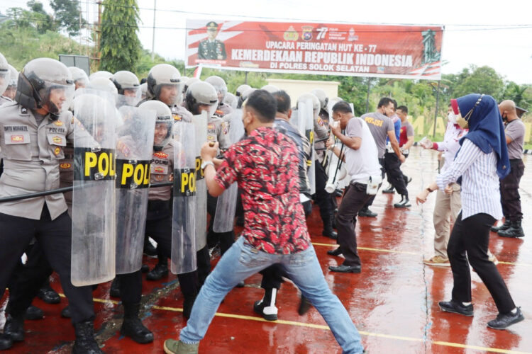 Hadapi Massa Pengunjuk Rasa, Dalmas Gelar Latihan Rutin 1 LATIHAN—Terlihat aksi Dalmas Polres Solok Selatan dalam latihan rutinya di Halaman Mako Polres Solok Selatan kemarin.