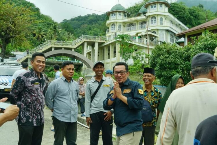 REHABILITASI TANGGUL— Bupati Tanahdatar Eka Putra meninjau langsung ke lokasi pengerjaan rehabilitasi tanggul sungai Batang Malalo.