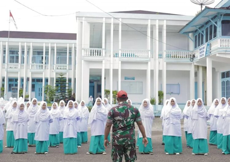 Datangkan Instruktur Secata B, Santri Diniyyah Puteri Latihan Kedisiplinan 1 SAMBUTAN—Terlihat seorang Instruktur dari Sekolah Calon Tamtama (Secata) B Rindam I Bukit Barisan (BB), sedang berikan sambutan saat pembukaan pwndidikan. Minggu (4/9).