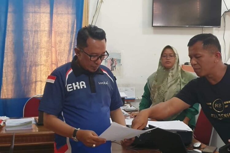 Capaian Target Bajak Sawah Gratis Dikebut 1 PERCEPATAN—Bupati Eka Putra berkoordinasi dengan Kabid Ketahanan Pangan Dinas Pertanian Wel Embra soal percepatan bajak gratis.