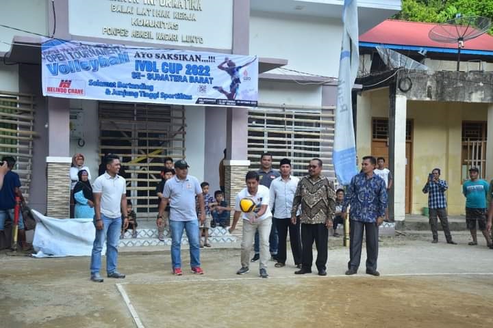 Deri Asta Buka Turnamen Bola Volly MAS Lunto