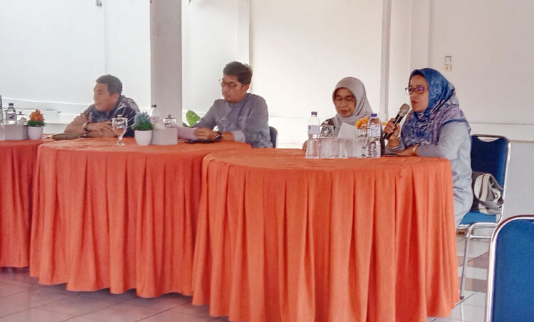 KETERANGAN—Deri Asta, Wali Kota Sawahlunto memberikan keterangan kepada sejumlah wartawan mengenai peresmian MPP yang langsung dibuka oleh MenpanRB Abdullah Azwar Anas.