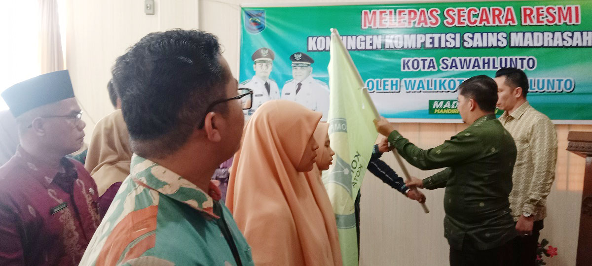 Deri Asta resmi melepas kontingen KSM didampingi KakanMenag Sawahlunto Dedi Wandra dan Kepala Cabang Bank Nagari Rusdi.