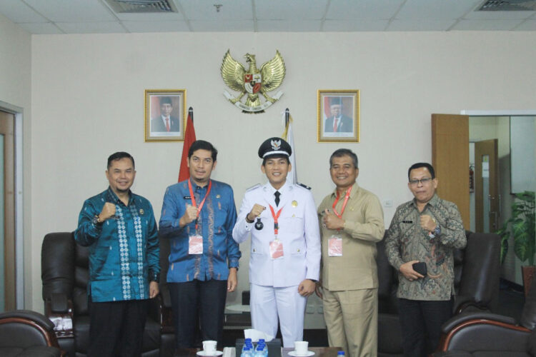 FOTO BERSAMA—Kepala Desa Kubang Tengah (tengah didampingi Wako Deri Asta dan Kadfis Sosial Efriyanto berfofo bersama.