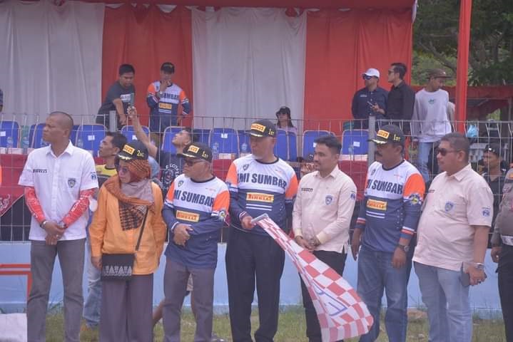 Gubernur Sumbar Mahyeldi Angkat Bendera Star, Kerjurnas Balap Motor di Sirkuit Kandi Ditabuh 1 KIBARKAN— Gubernur sumbar Mahyedli angkat bendera star tanda balapan Motorprix Region A Sumatera Putaran II dimulai.