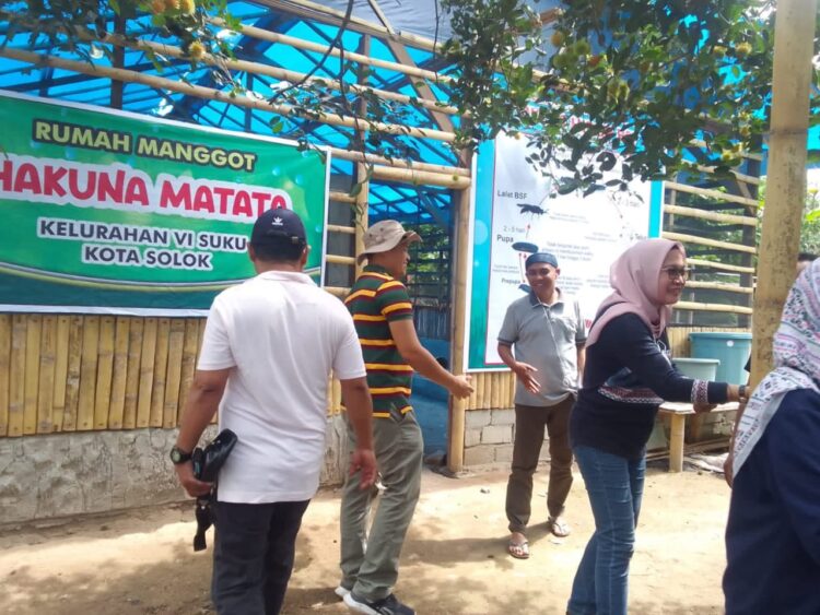 TIM PENILAI—Dinas KLH Kota Solok bersama tim penilaian Adipura berkunjung ke rumah budidaya magot yang dikelola kelompok usaha Hakunamatata.