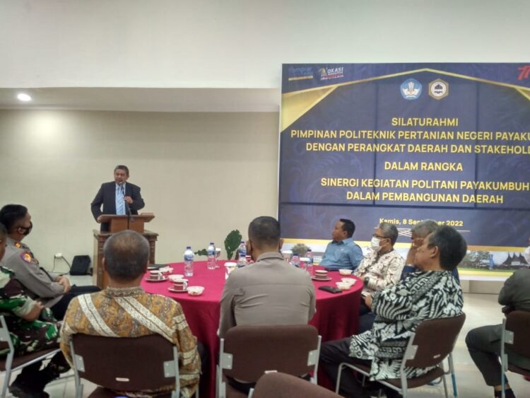 SAMPAIKAN—Direktur Politani Payakumbuh menyampaikan pidato saat silaturahmi dengan perangkat daerah dan stakeholder.