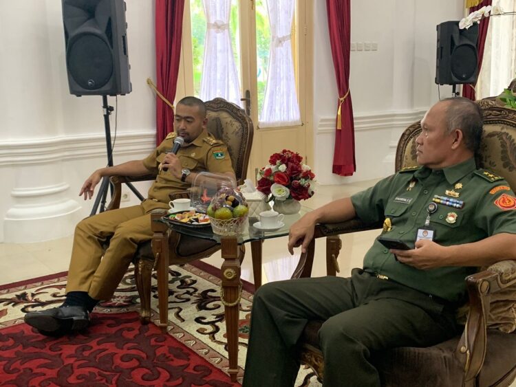 KUNJUNGAN——Deputi Sistem Nasional (Sisnas) Dewan Ketahanan Nasional RI (Watannas) Mayjen TNI Syachrial E. Siregar bersama Wakil Gubernur Sumatera Barat Audy Joinaldi pada kunjungannya ke Sumbar.