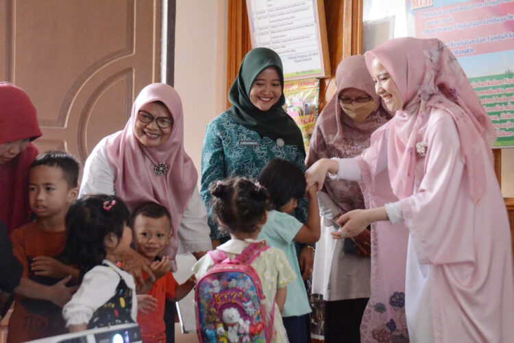 BERSAMA MURID PAUD— Ketua TP PKK Padang Panjang dr. Dian Puspita Fadly Amran, Sp.JP saat menyalami dengan kasihsayang satu persatu murid PAUD.