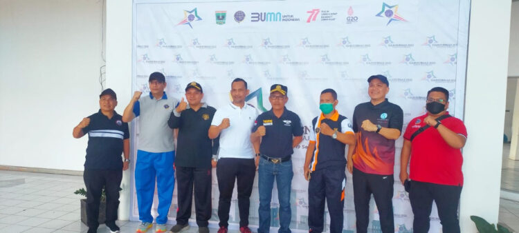 FOTO BERSAMA—Kepala Dishub Sumbar, Heri Nofiardi kompak bersama Pimpinan Insan Perhubungan se-Sumbar dan BUMN saat Peringatan Harhubnas, Minggu (18/9) di halaman kantor Dishub Sumbar.