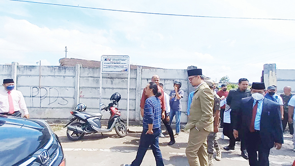 TINJAU LOKASI— Wako Bukittinggi Erman Safar meninjau lokasi lahan bekas stasiun PT KAI yang akan disulap menjadi stasiun street food, Rabu (28/9).