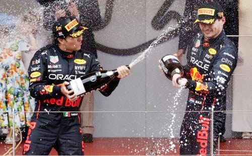 Duo Red Bull Racing Sergio Perez (kiri) dan MAx Verstapen (kanan) saat merayakan pedium 1 dan dua yang diraih keduanya pada GP BElgia 2022, Minggu (28/8) yang lalu.