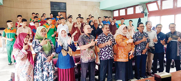 FOTO BERSAMA— Kabid Pentalattas Disnakerin Kota Padang Widia Afriyanti foto bersama dengan Kepala SMKN 1 Sumbar dan guru usai pembukaan penyuluhan dan bimbingan jabatan (Binjab), Kamis (22/9).