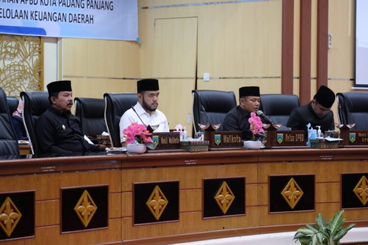 Penurunan Retribusi 5,32% sudah melalui Hasil Penghitungan Potensi di Kota Padang Panjang 1 RAPAT PARIPURNA— Wako Fadly Amran BBA Datuak Paduko Malano sampaikan jawaban pandangan umum Fraksi DPRD