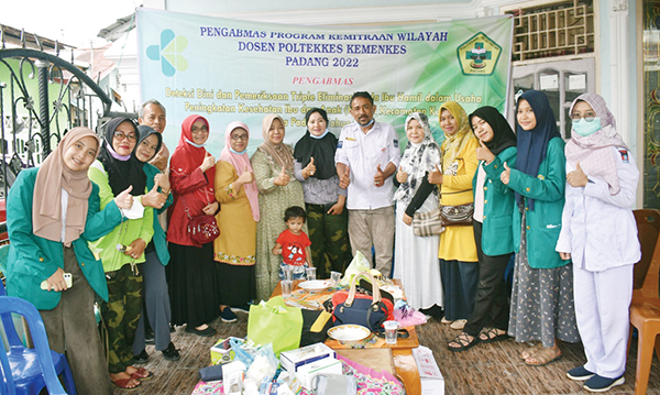 FOTO BERSAMA— Ketua RW XI Kelurahan Kuranji, Usman Gumanti foto bersama Dosen Poltekkes Kemenkes Padang Dr. Metri Lidya, Suhaimi, warga dan mahasiswa saat kegiatan Pengabdian Masyarakat.