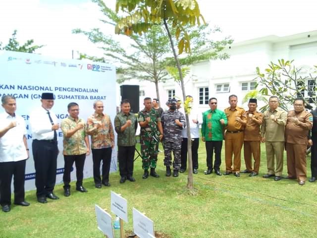 Wakil Bupati Padangpariaman Rahmang kemarin menghadiri pencanangan gerakan penanaman cabai dengan memakai pupuk organik.