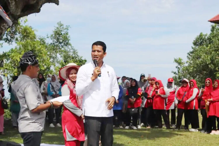 DWP Gelar Outbond di Green Talao Park 1 Sekretaris Daerah Pemerintah Kabupaten Padangpariaman Rudy Repenaldi Rilis, kemarin, membuka secara resmi kegiatan outbond yang digelar Dharma Wanita Persatuan (DWP) di Green Talo Park, Kecamatan Ulakan Tapakis, Padangpariaman.