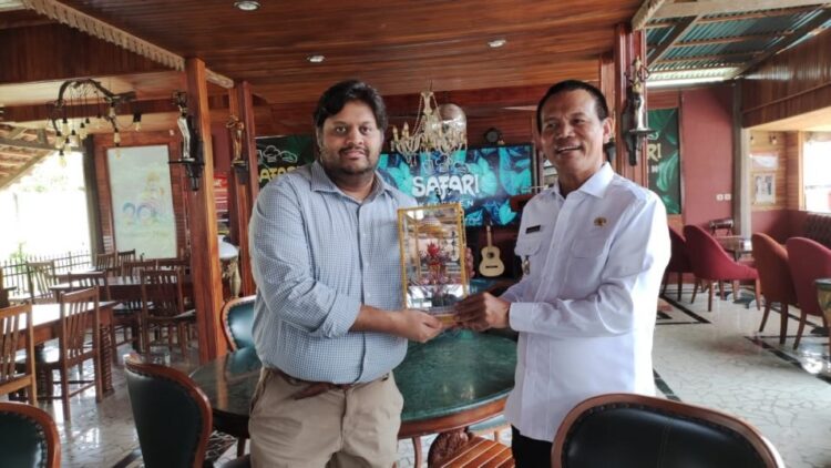 TUKAR CENDERA MATA—Wako genius Umar tukar cendra mata dengan Kunsulat Amerika saat kunjungan kerjanya ke Pariaman.